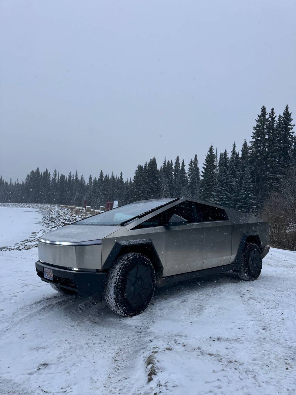 Tesla Cybertruck CYBERTRUCK OFF-ROAD WINTER IMG_3866