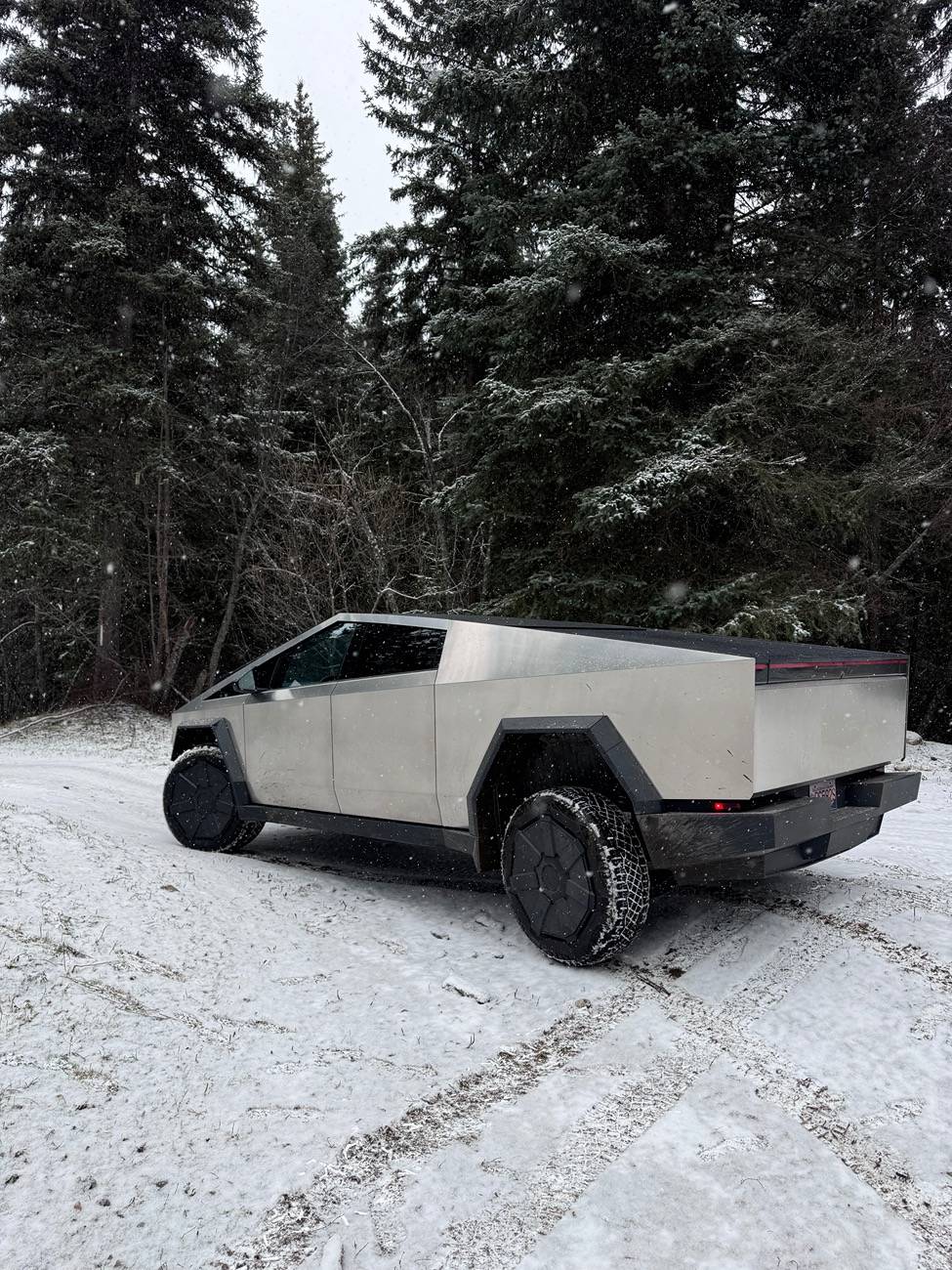 Tesla Cybertruck CYBERTRUCK OFF-ROAD WINTER IMG_3846