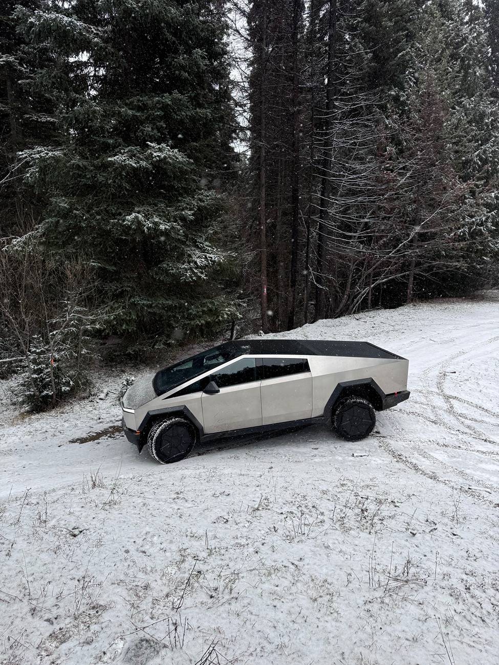 Tesla Cybertruck CYBERTRUCK OFF-ROAD WINTER IMG_3850