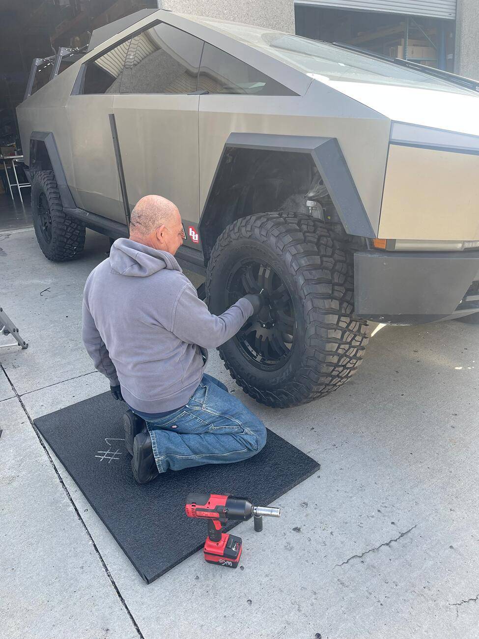 Tesla Cybertruck 37" inch tires + 18" wheels on Cybertruck tempImagefL8MyW