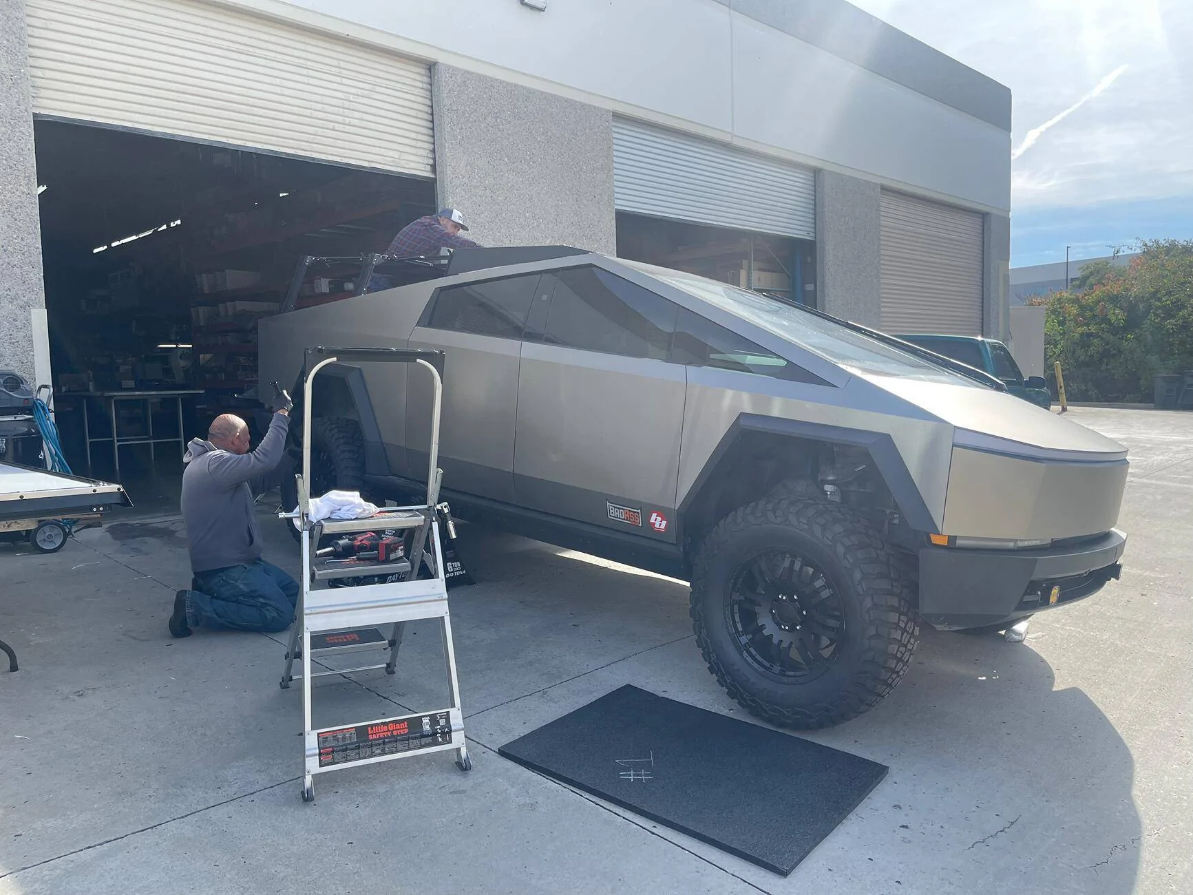Tesla Cybertruck 37" inch tires + 18" wheels on Cybertruck tempImage71jyZm