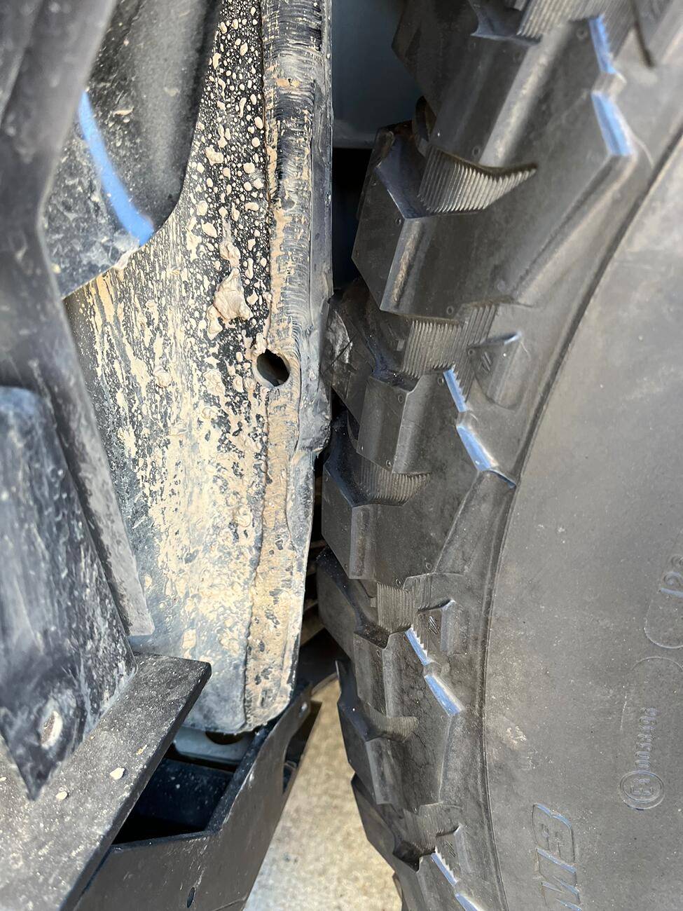 Tesla Cybertruck 37" inch tires + 18" wheels on Cybertruck tempImageEwyDzm