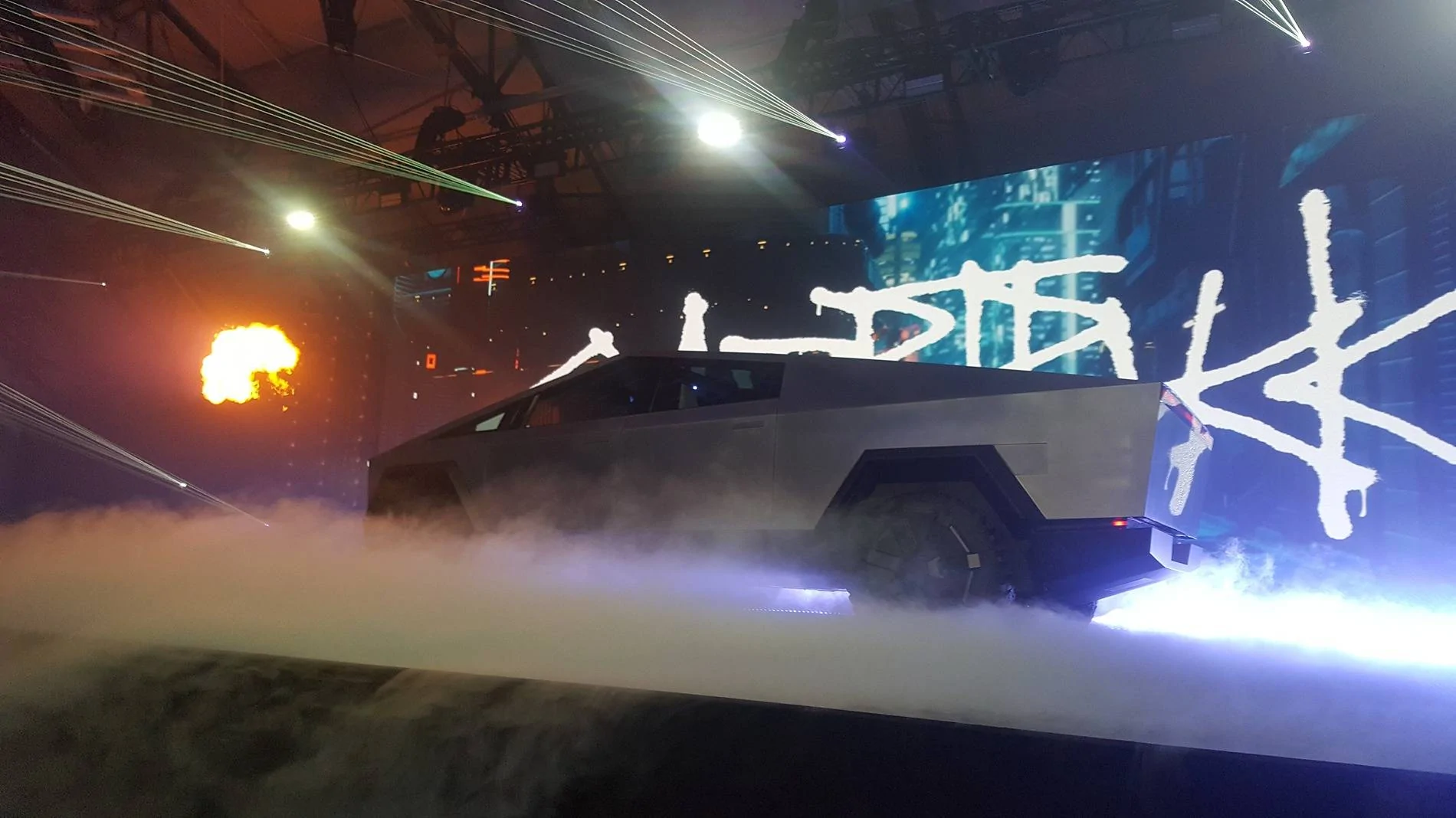 Tesla Cybertruck Cybertruck Anniversary 20191121_201338(0)