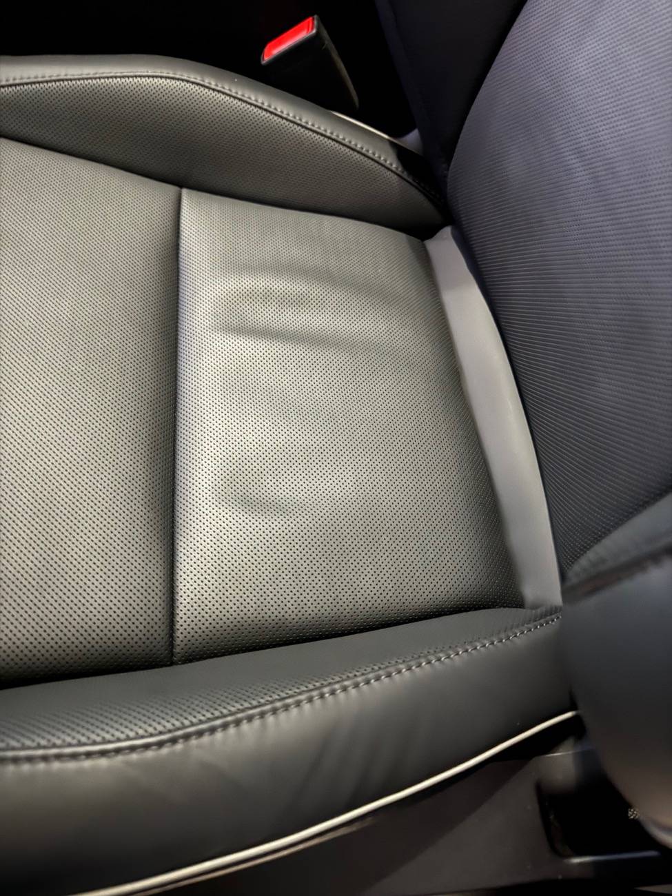 Tesla Cybertruck Cybertruck seats wrinkled IMG_6376