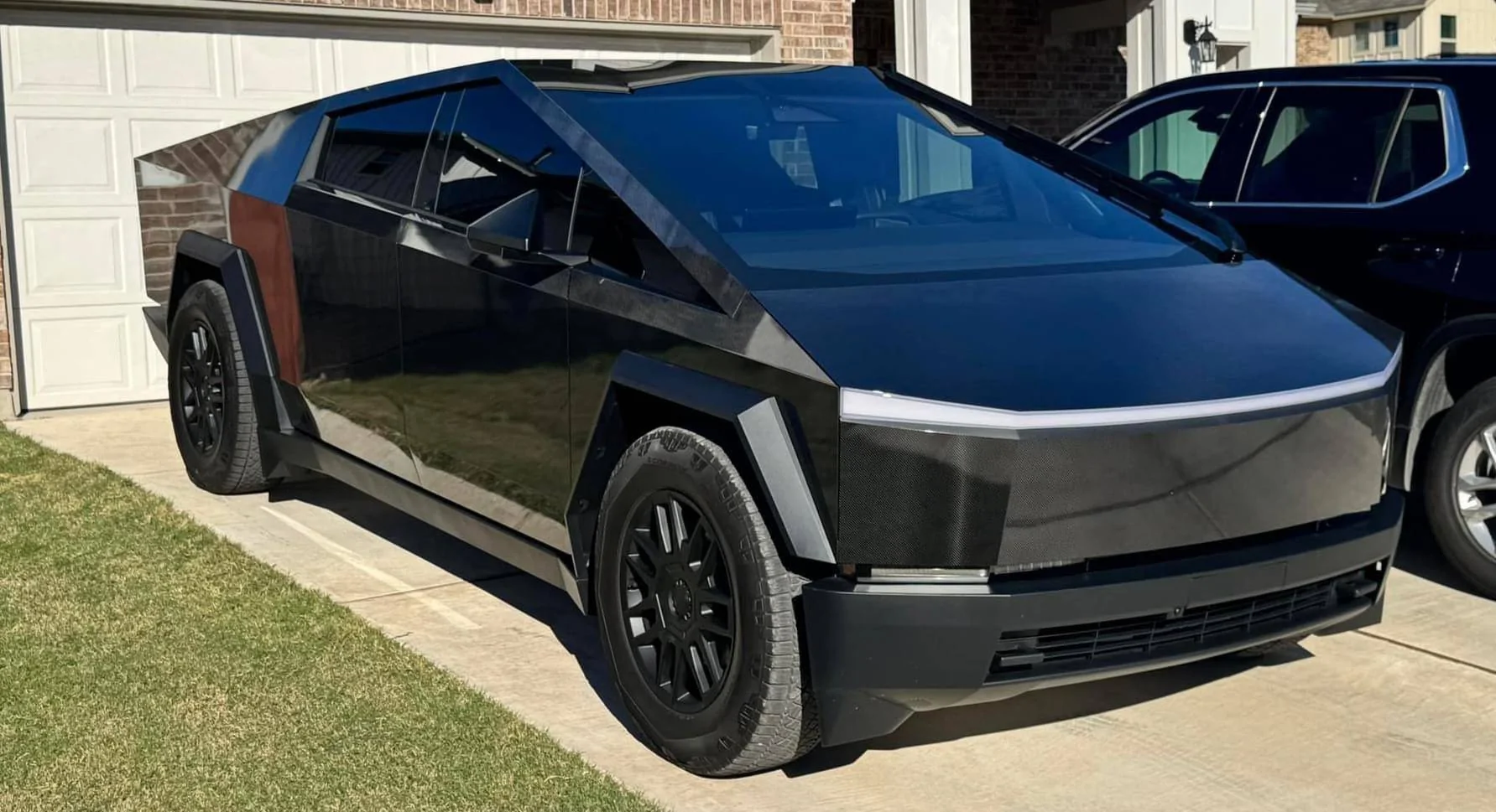 Tesla Cybertruck BLACK Vinyl Wrap & PPF Cybertruck -- Photos & Videos Gc3zC4iXMAA-TF_