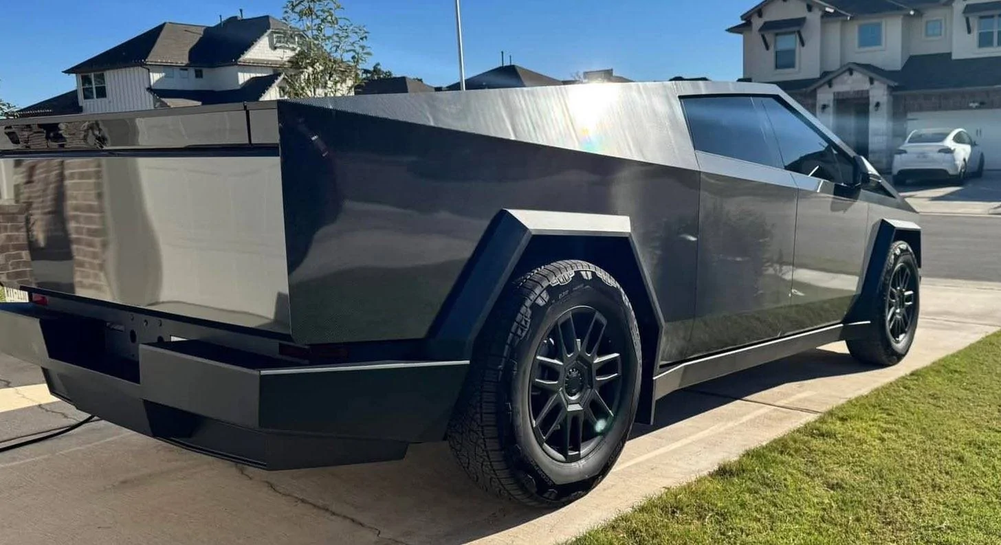 Tesla Cybertruck BLACK Vinyl Wrap & PPF Cybertruck -- Photos & Videos Gc3zC4nW4AAPdUO