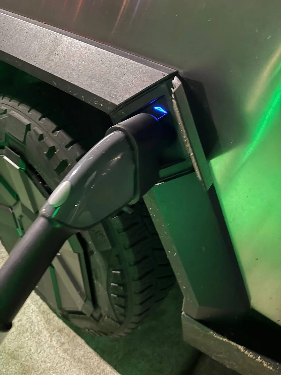 Tesla Cybertruck Hansshow CCS charger works IMG_0005
