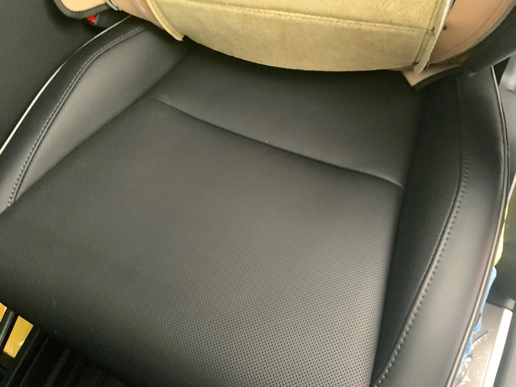 Tesla Cybertruck Cybertruck seats wrinkled IMG_2062