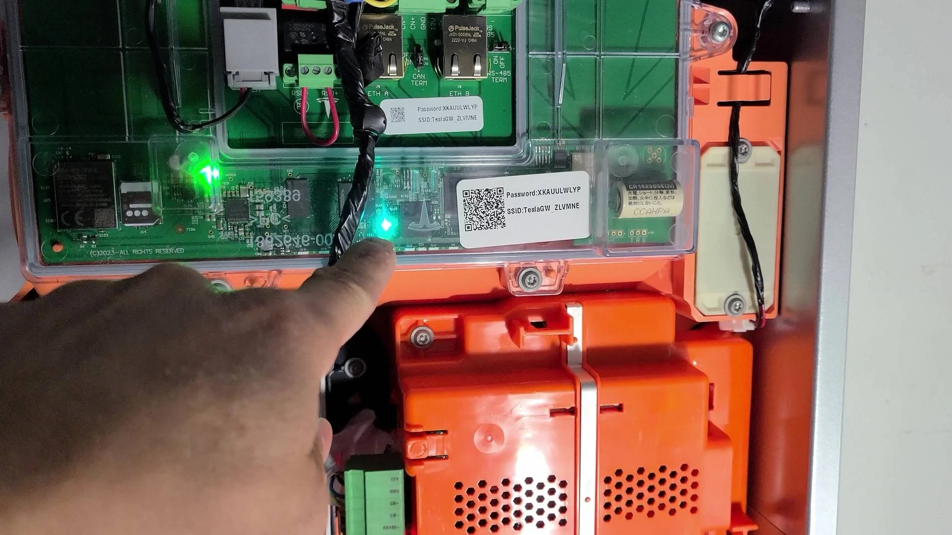 Tesla Cybertruck Tesla Powershare Gateway and Universal Charger only - is this normal? vlcsnap-2024-11-21-20h11m06s651