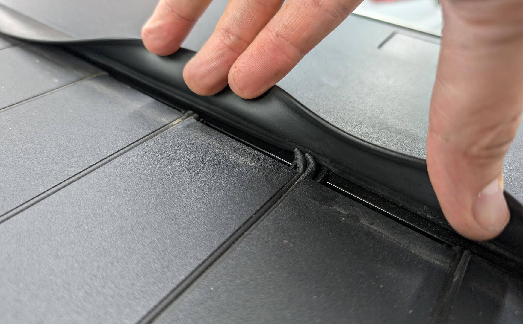 Tesla Cybertruck Tonneau cover gap issue fixed by Service Center under warranty 1732302363873-xx
