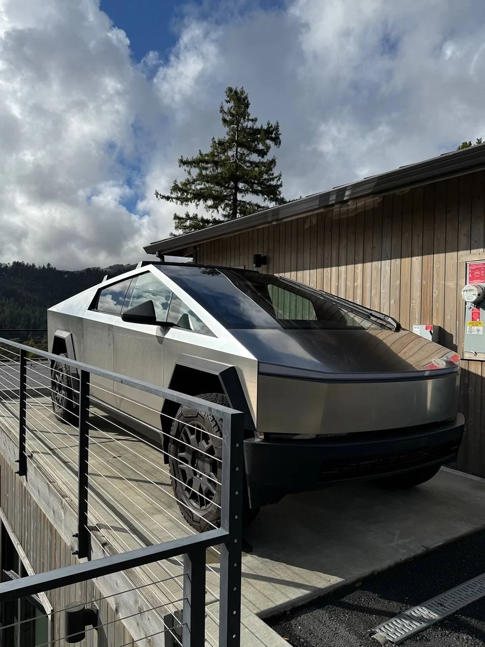 Tesla Cybertruck OEM Crossbars: Received and Installed IMG_4237