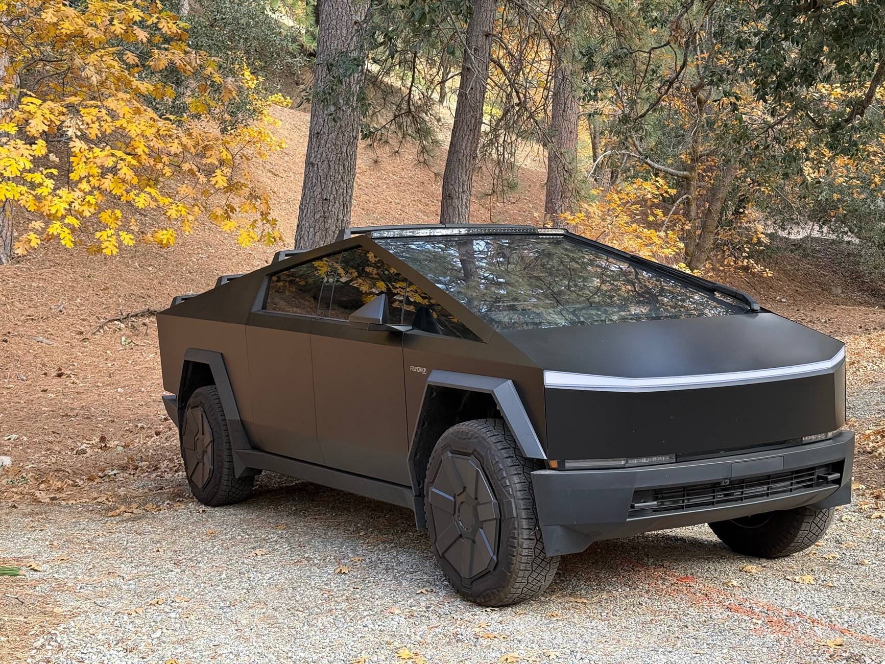 Tesla Cybertruck I LOVE OEM CT CROSSBARS IMG_2243