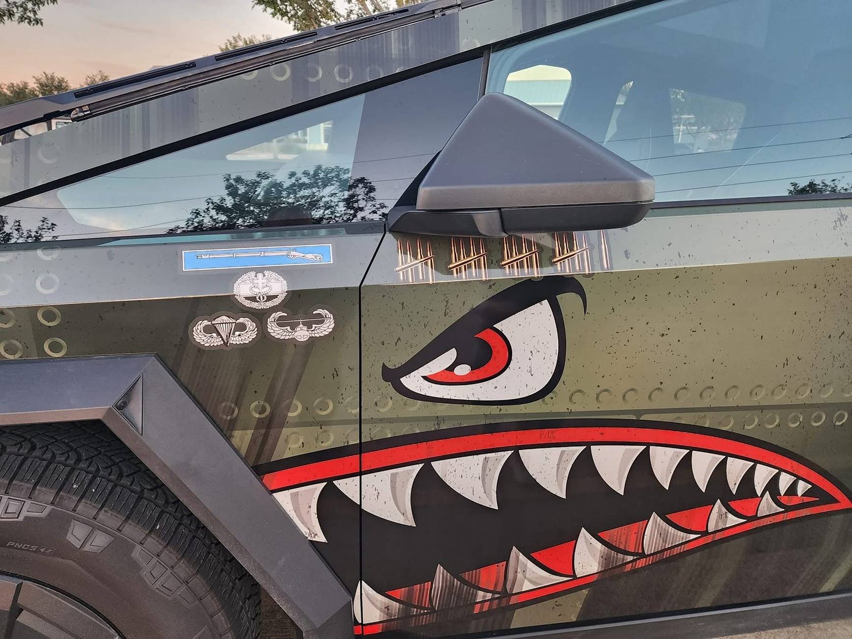 Tesla Cybertruck CUSTOM GRAPHICS / DESIGN / THEME Vinyl Wrap & PPF Cybertruck -- Photos & Videos GdFbl-2XEAABKHv