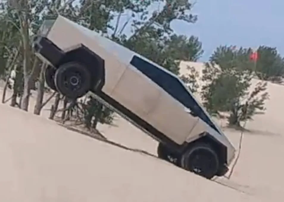 Tesla Cybertruck Cybertruck VS soft sand & sand dunes Sand dunes jumping