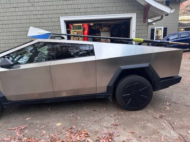 Tesla Cybertruck OE Crossbars installed but not fitting properly! bar1