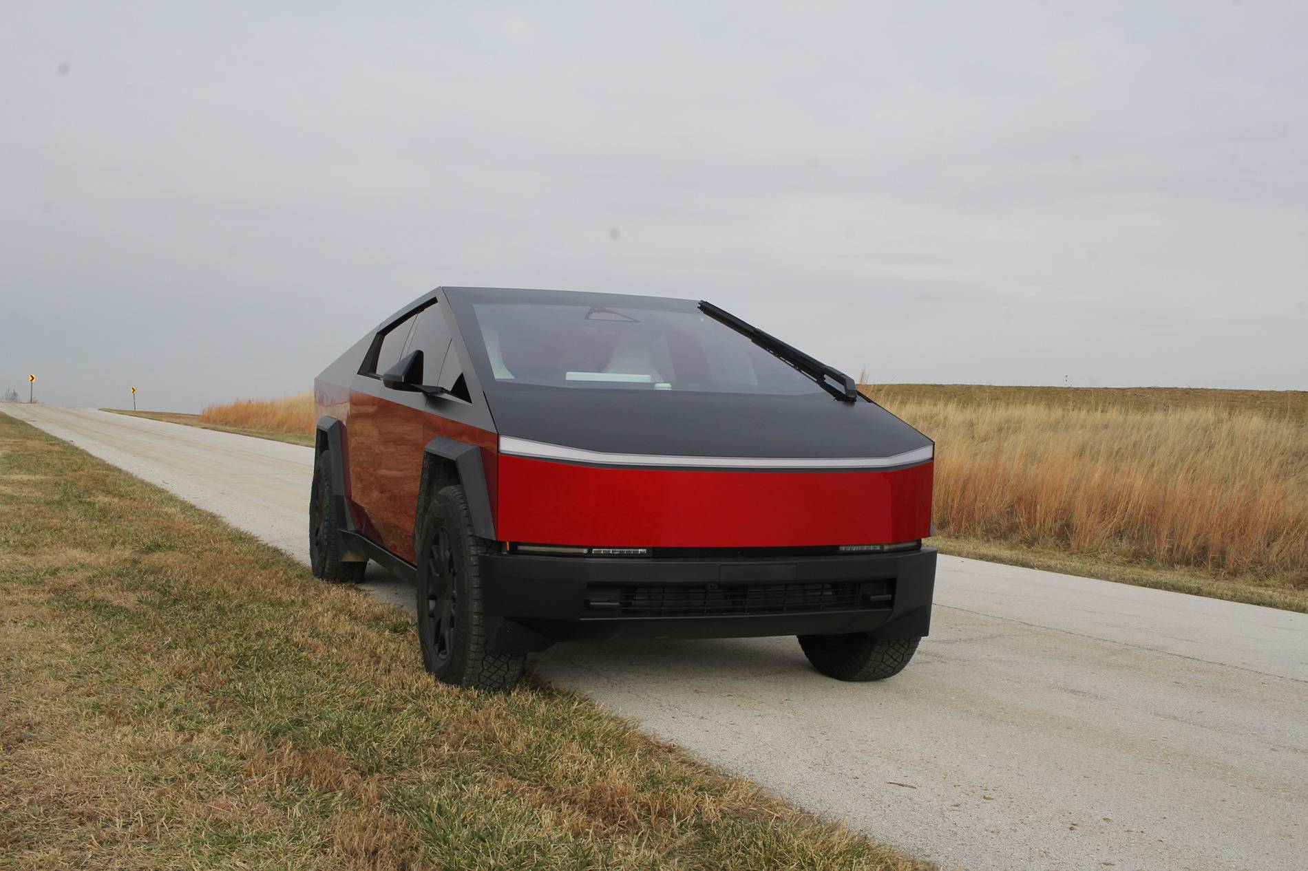 Tesla Cybertruck Two tone True Blood wrap with Satin Black IMG_0861.JPG