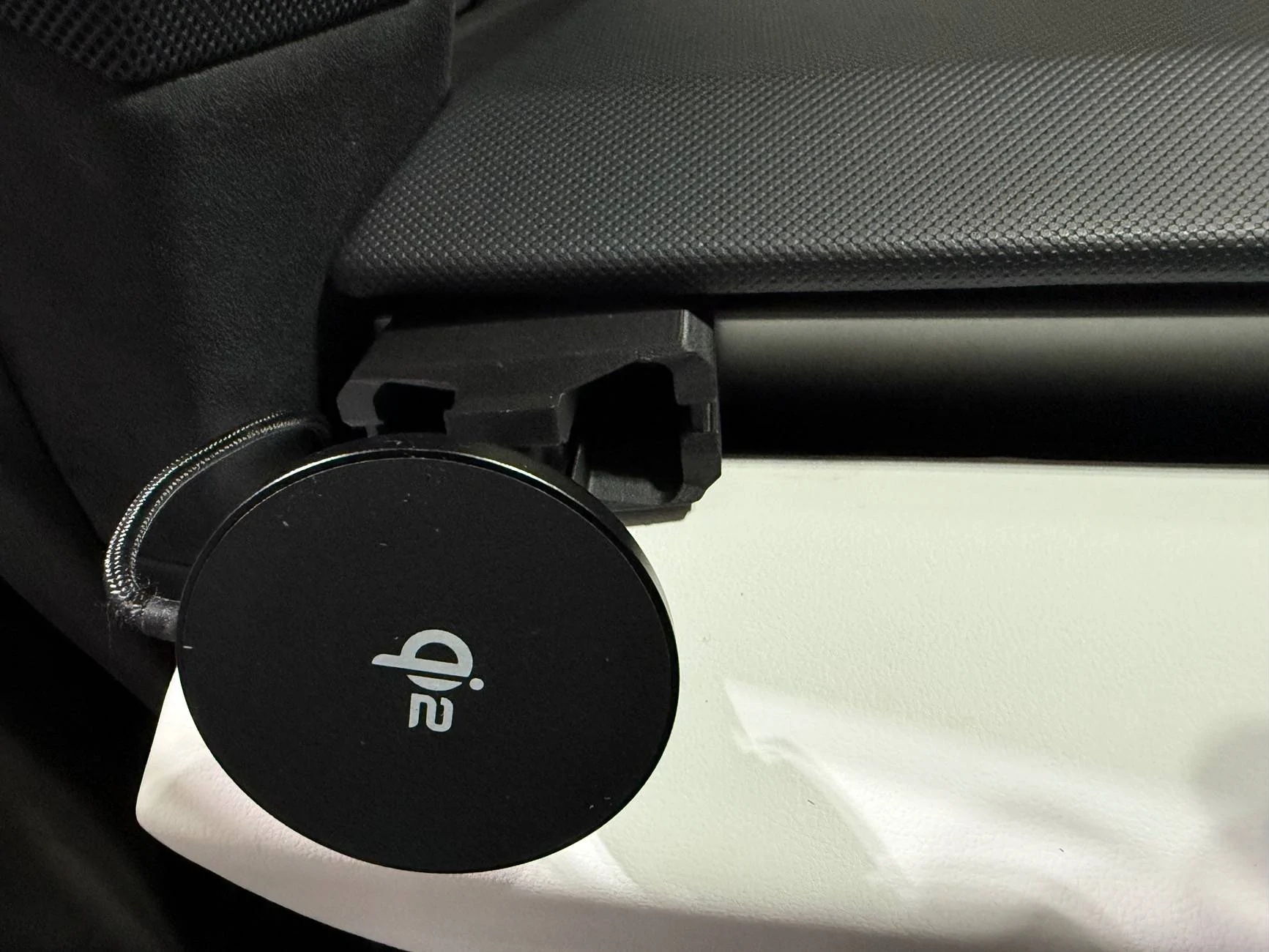 Tesla Cybertruck Review of TWRAPS dashboard phone qi2 phone mount IMG_9283