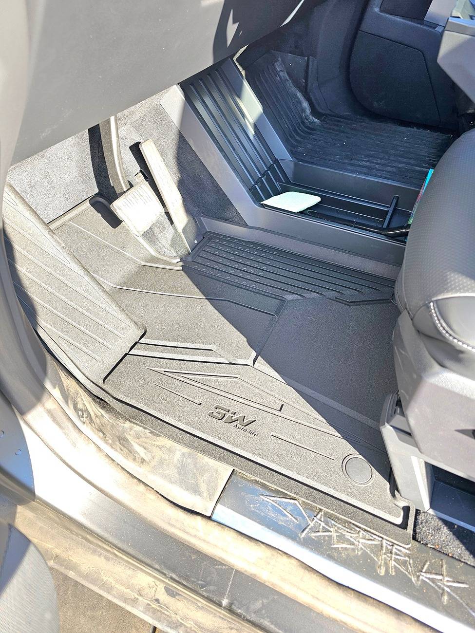 Tesla Cybertruck Finally... 3W Floor Mats for My Cybertruck 20241128_091504