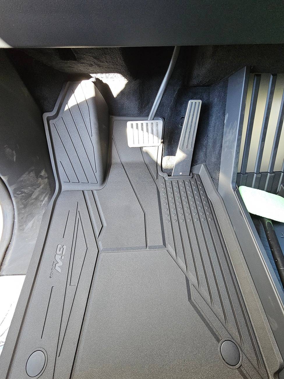 Tesla Cybertruck Finally... 3W Floor Mats for My Cybertruck 20241128_091530