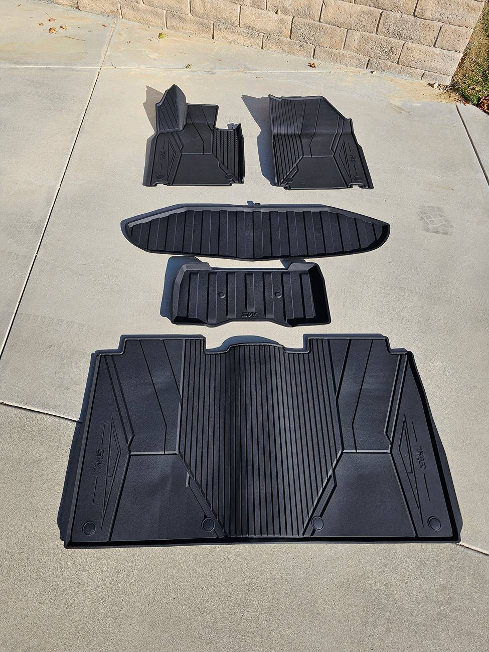 Tesla Cybertruck Finally... 3W Floor Mats for My Cybertruck 20241128_092020
