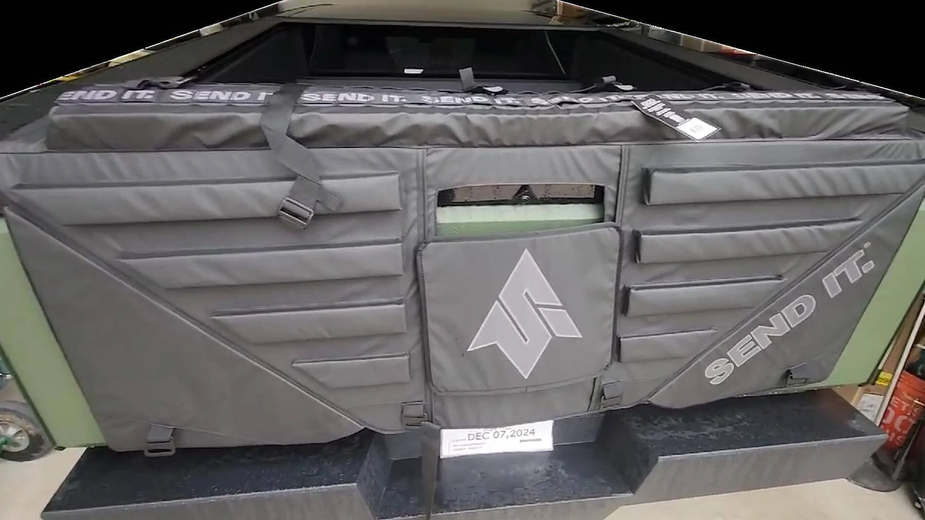Tesla Cybertruck Anyone using a non Tesla tailgate cover with their Cybertruck? 20241122_102003.00_09_19_07.Still002