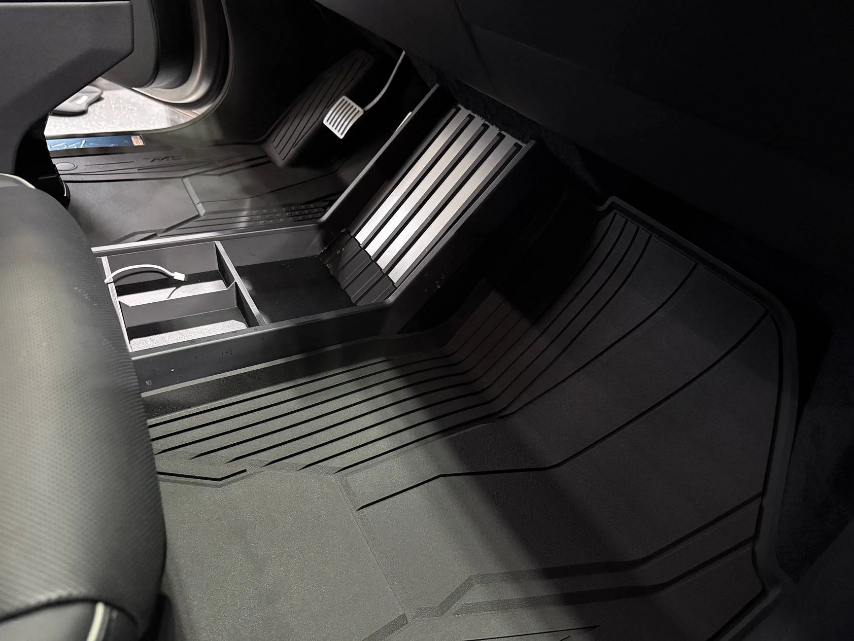 Tesla Cybertruck Review of 3Wliners Floor Mats for My Cybertruck IMG_9277