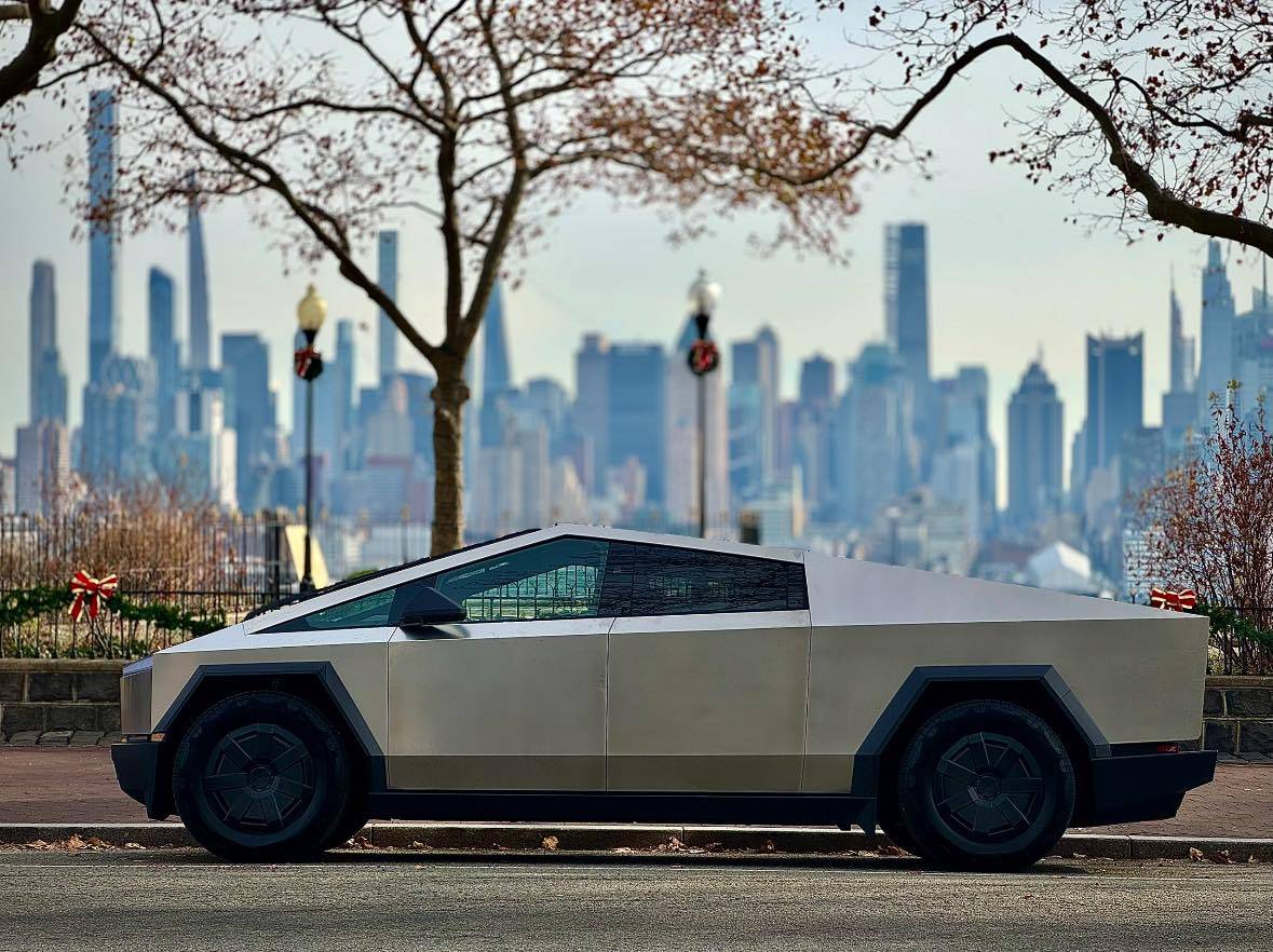 Tesla Cybertruck Daily random Cybertruck photos thread - Post Yours! 📸 🤳 469446410_10108390761254588_3416299933310008947_n