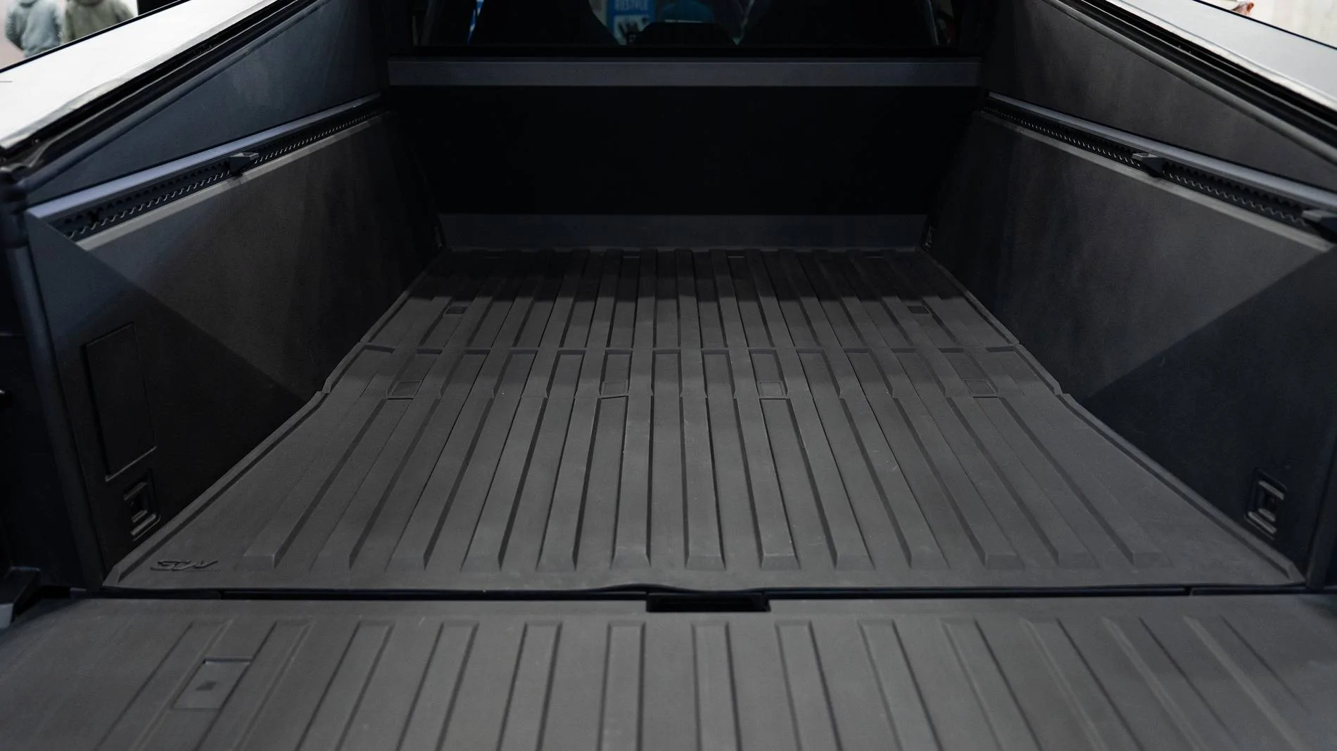 Tesla Cybertruck OEM All-Weather Interior Mats vs 3W Floor Mats 1733458664269-9l
