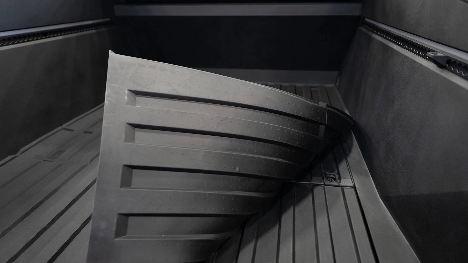 Tesla Cybertruck OEM All-Weather Interior Mats vs 3W Floor Mats 1733458677265-2i