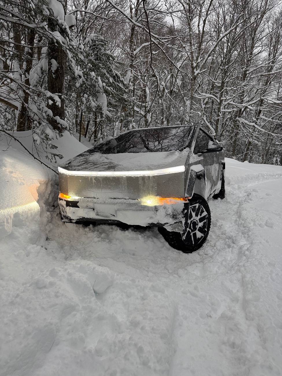 Tesla Cybertruck Lights and Snow: tested, fail (ice covered headlights)! IMG_1108