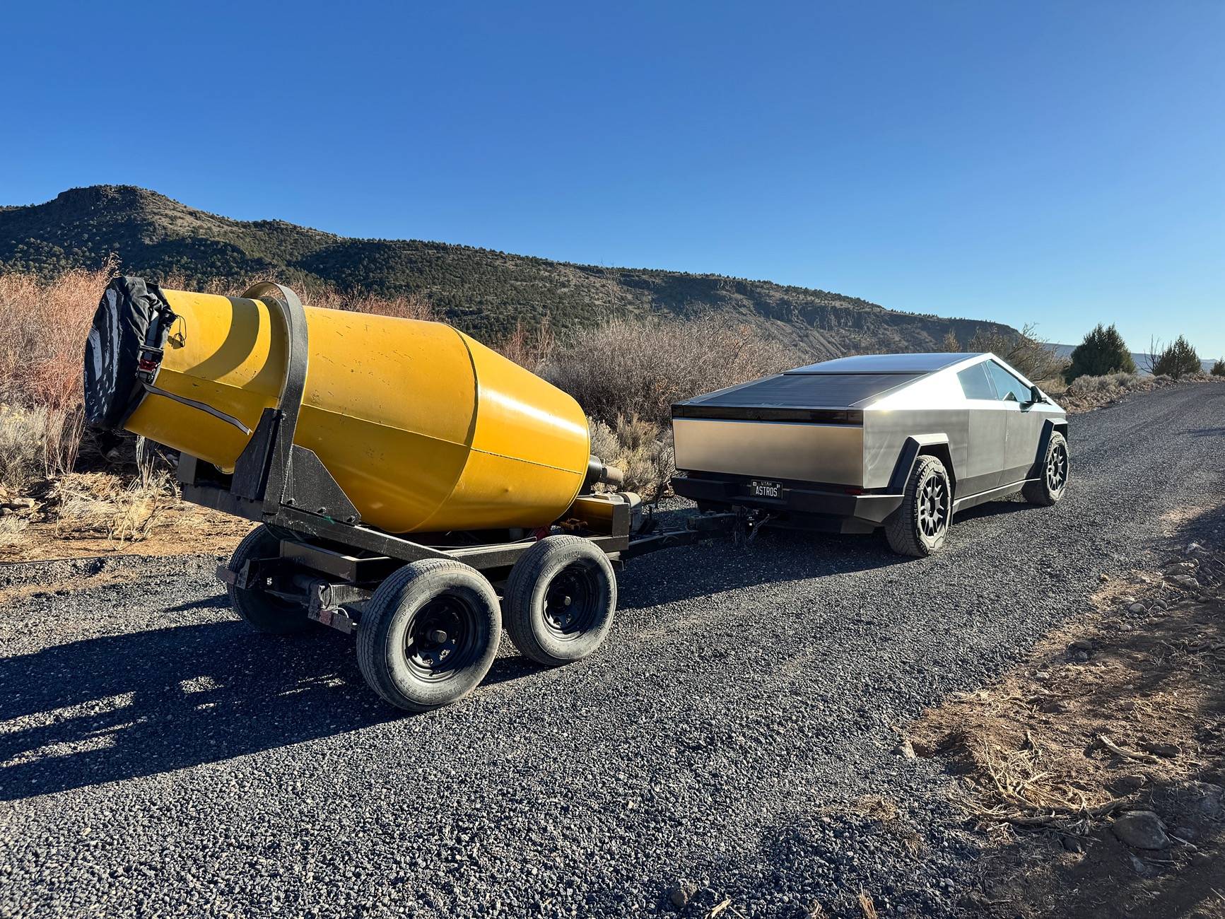 Tesla Cybertruck What Are You Hauling in your Cybertruck? 🦾 👷‍♂️ IMG_0324