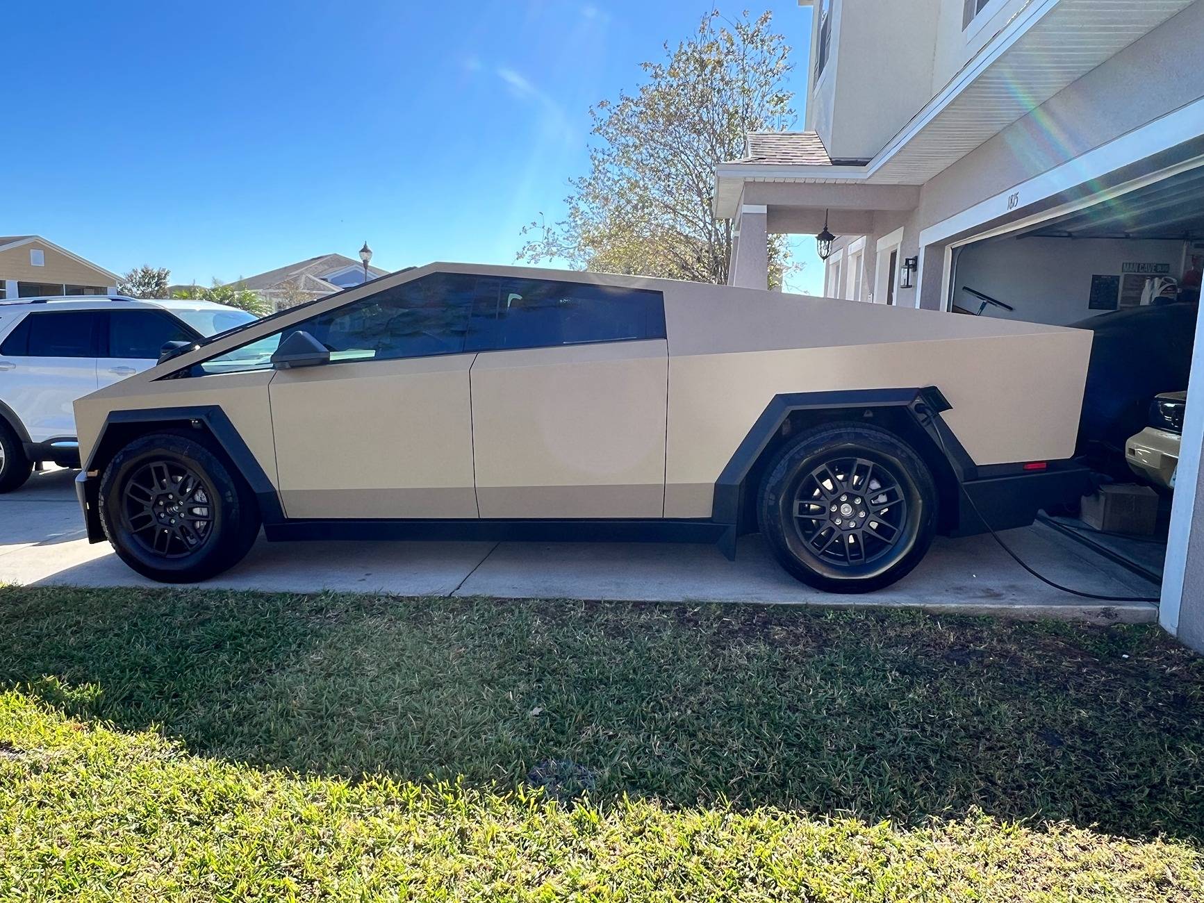 Tesla Cybertruck BROWN / BRONZE / COPPER Vinyl Wrap & PPF Cybertruck -- Photos & Videos IMG_9945.JPG