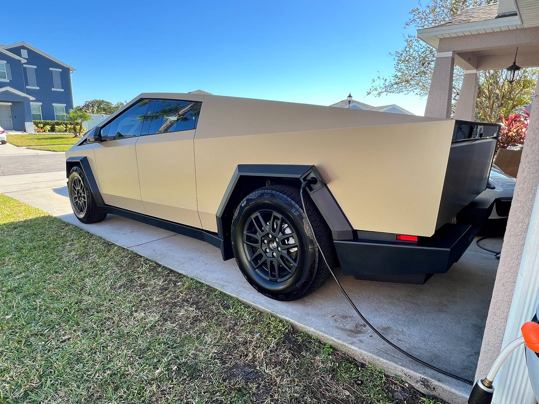 Tesla Cybertruck BROWN / BRONZE / COPPER Vinyl Wrap & PPF Cybertruck -- Photos & Videos IMG_9944.JPG