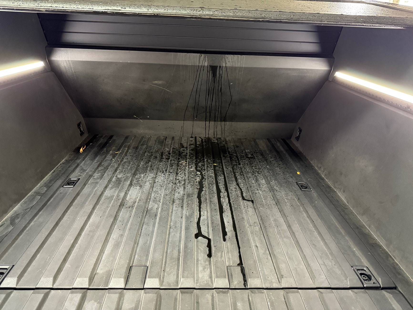 Tesla Cybertruck Tonneau cover leak in the center IMG_6109
