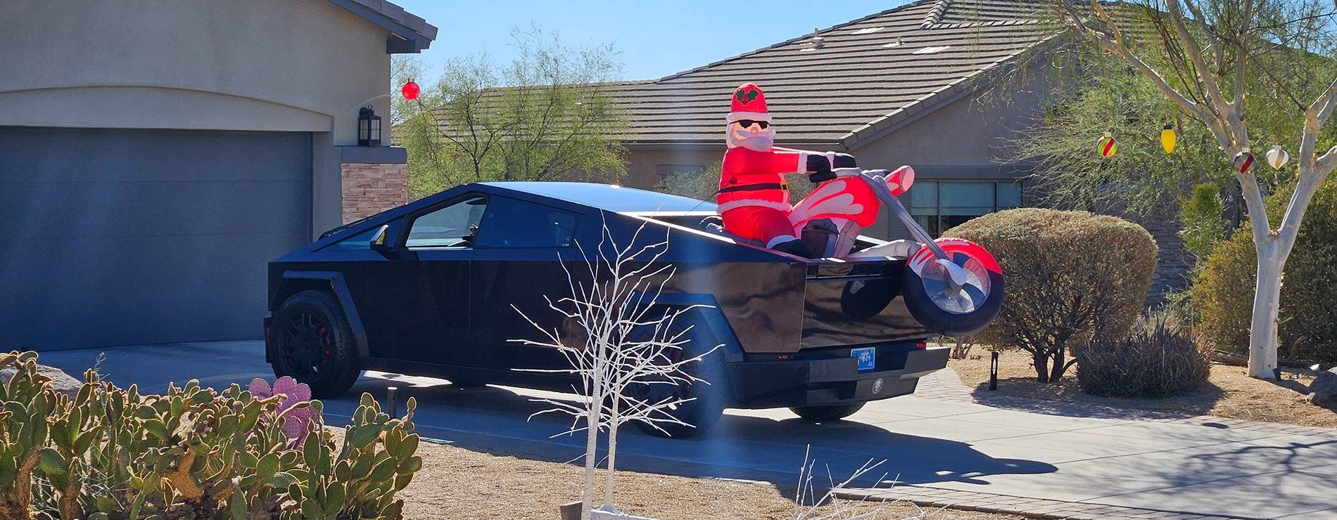 Tesla Cybertruck Holiday / Christmas lights decorated Cybertrucks 🎄🎅 20241210_110914