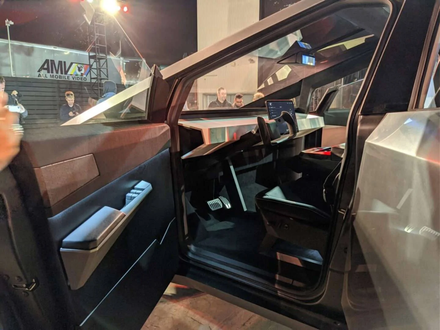 Tesla Cybertruck Prototype CyberTruck interior (spot the difference) AA1rH4aD