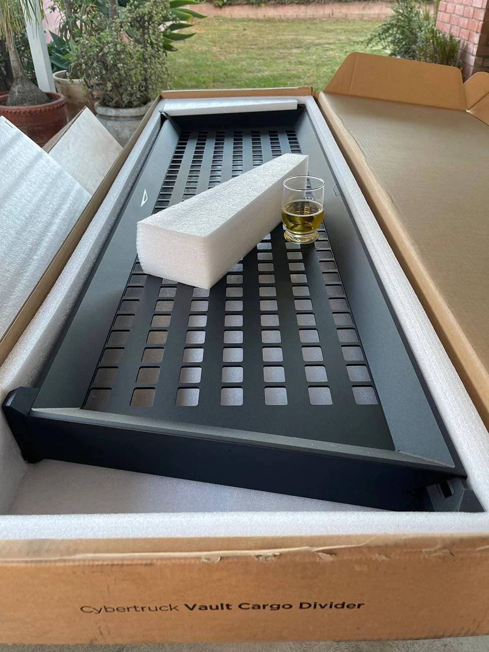 Tesla Cybertruck Bed divider fitment issue imag