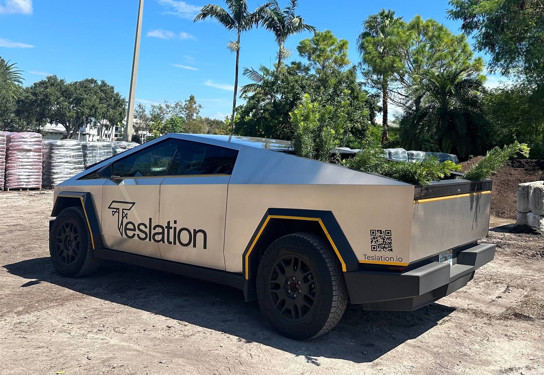 Tesla Cybertruck Forged in the fire - Golden light - CyberBeast Wrap, Full Passivate IMG_2163