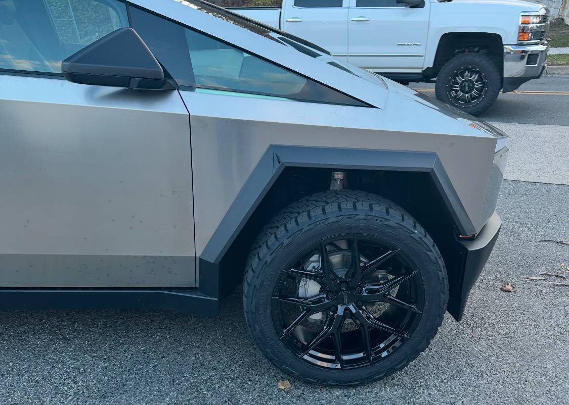 Tesla Cybertruck Nitto Recon A/T 295/45/24 tires squeaking / rubbing sound at full turn lock? IMG_0619