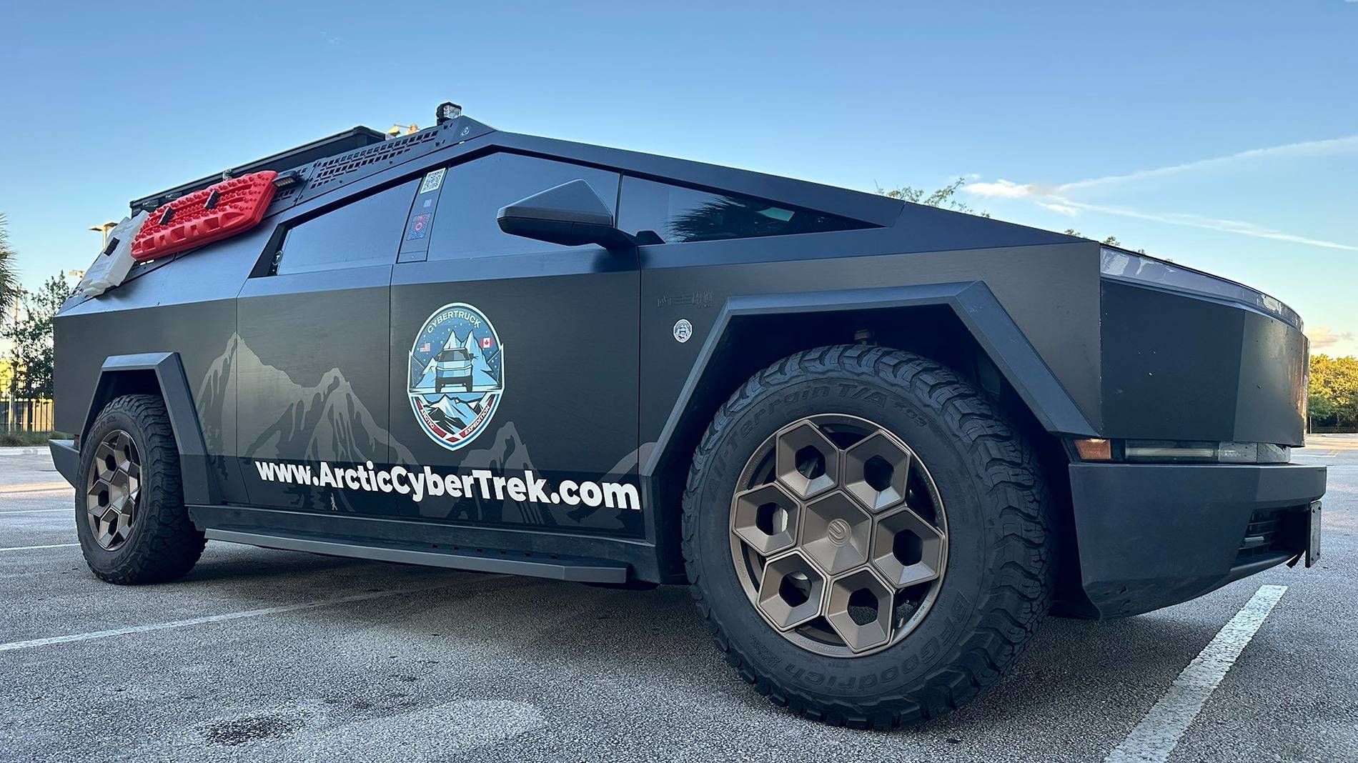 Tesla Cybertruck Knock Knock... is this thing on? GfhCYxyXUAAFwDn