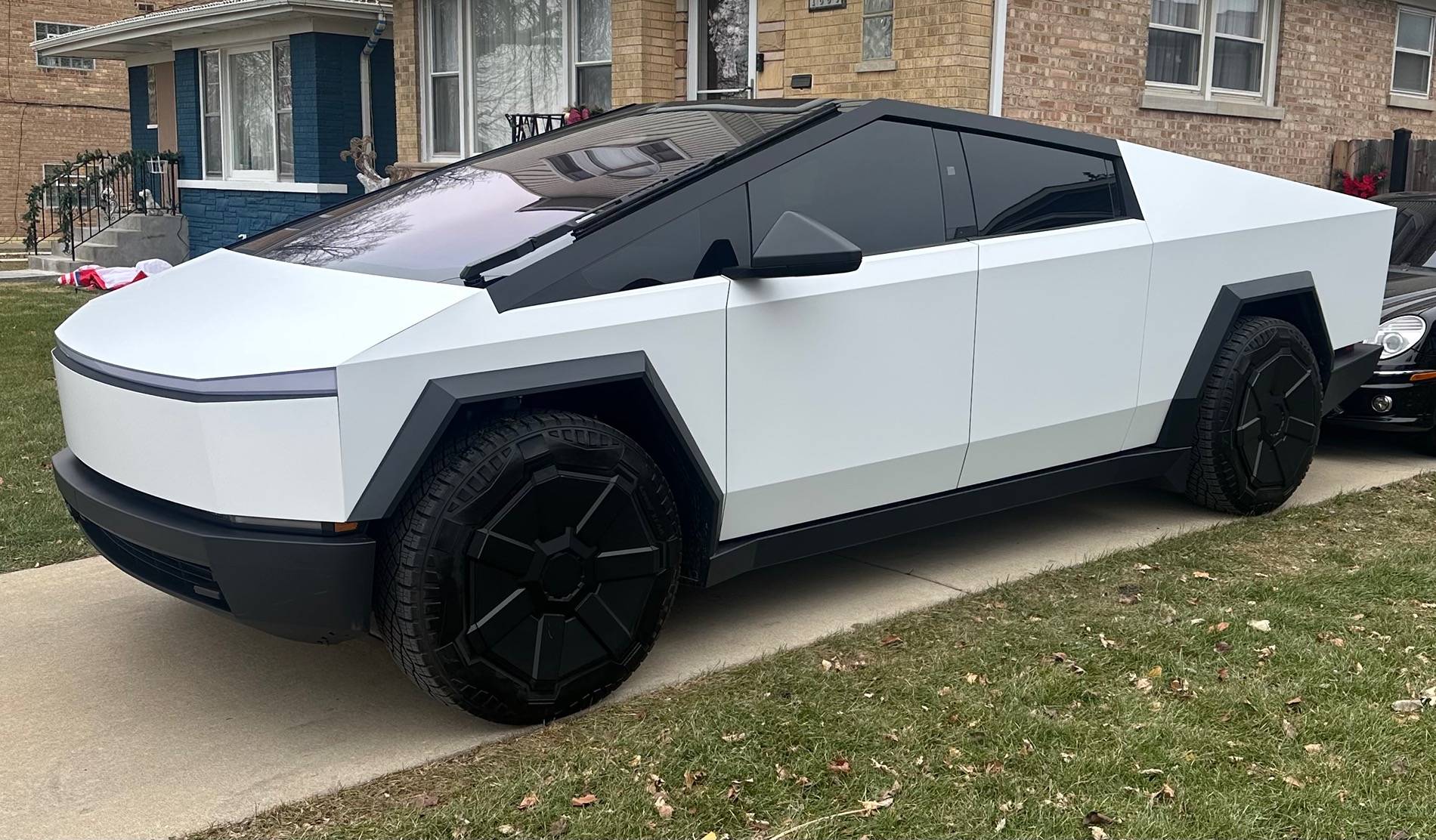 Tesla Cybertruck Ghost mode: Cybertruck in white wrap + white bumpers IMG_2212