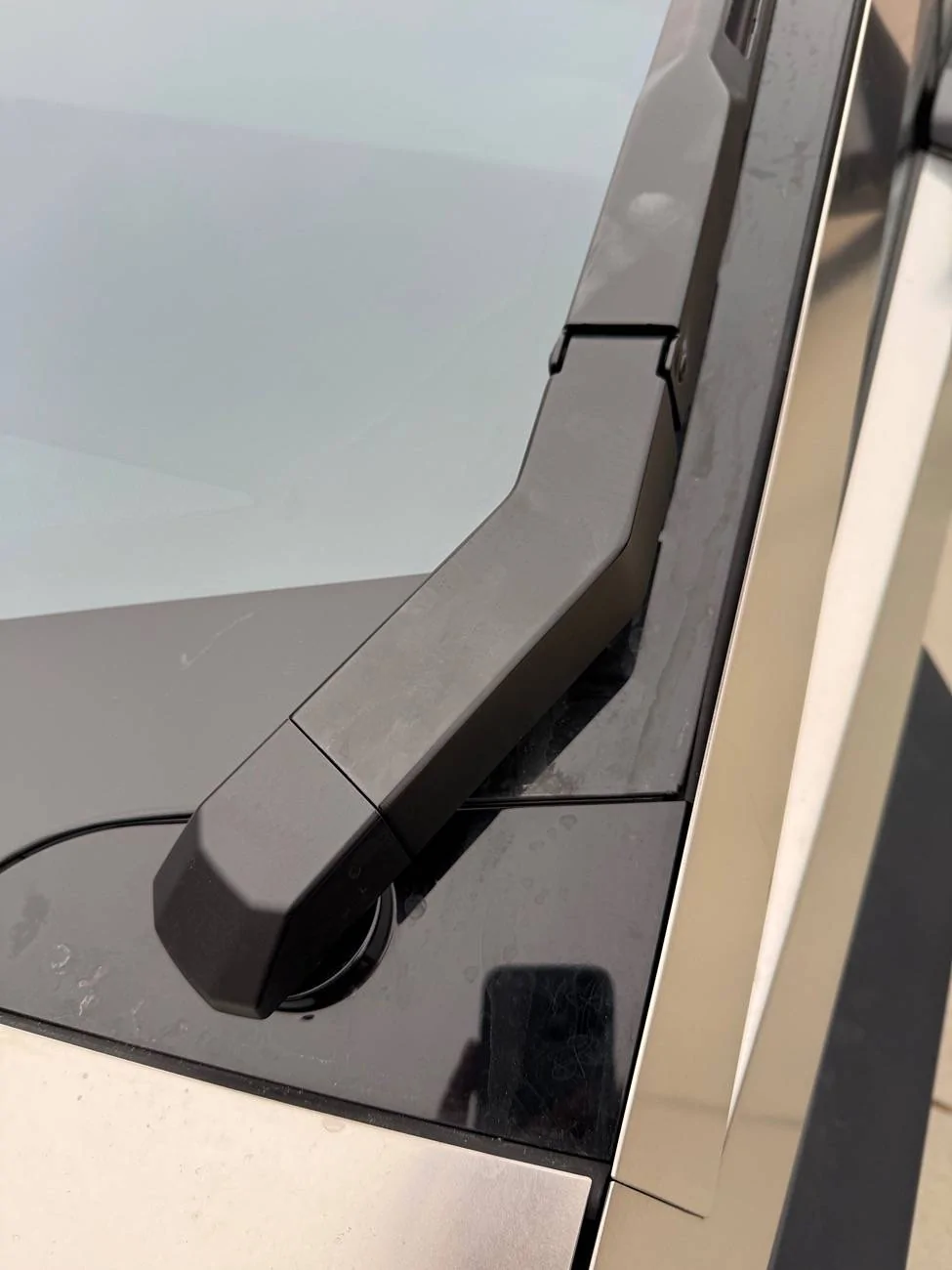 Tesla Cybertruck New wiper design IMG_2482