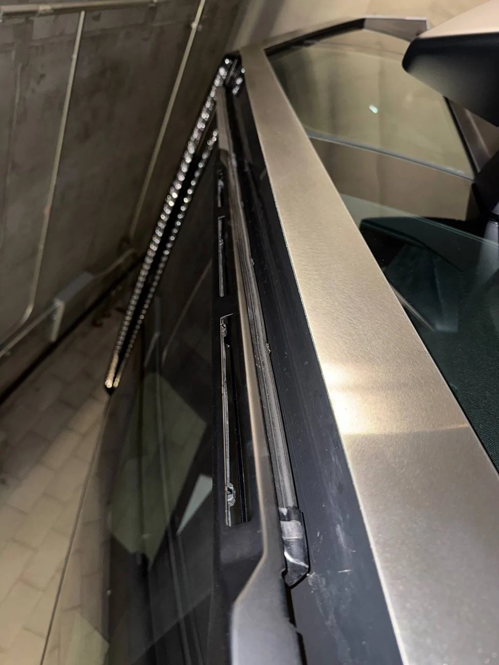 Tesla Cybertruck New wiper design IMG_4137