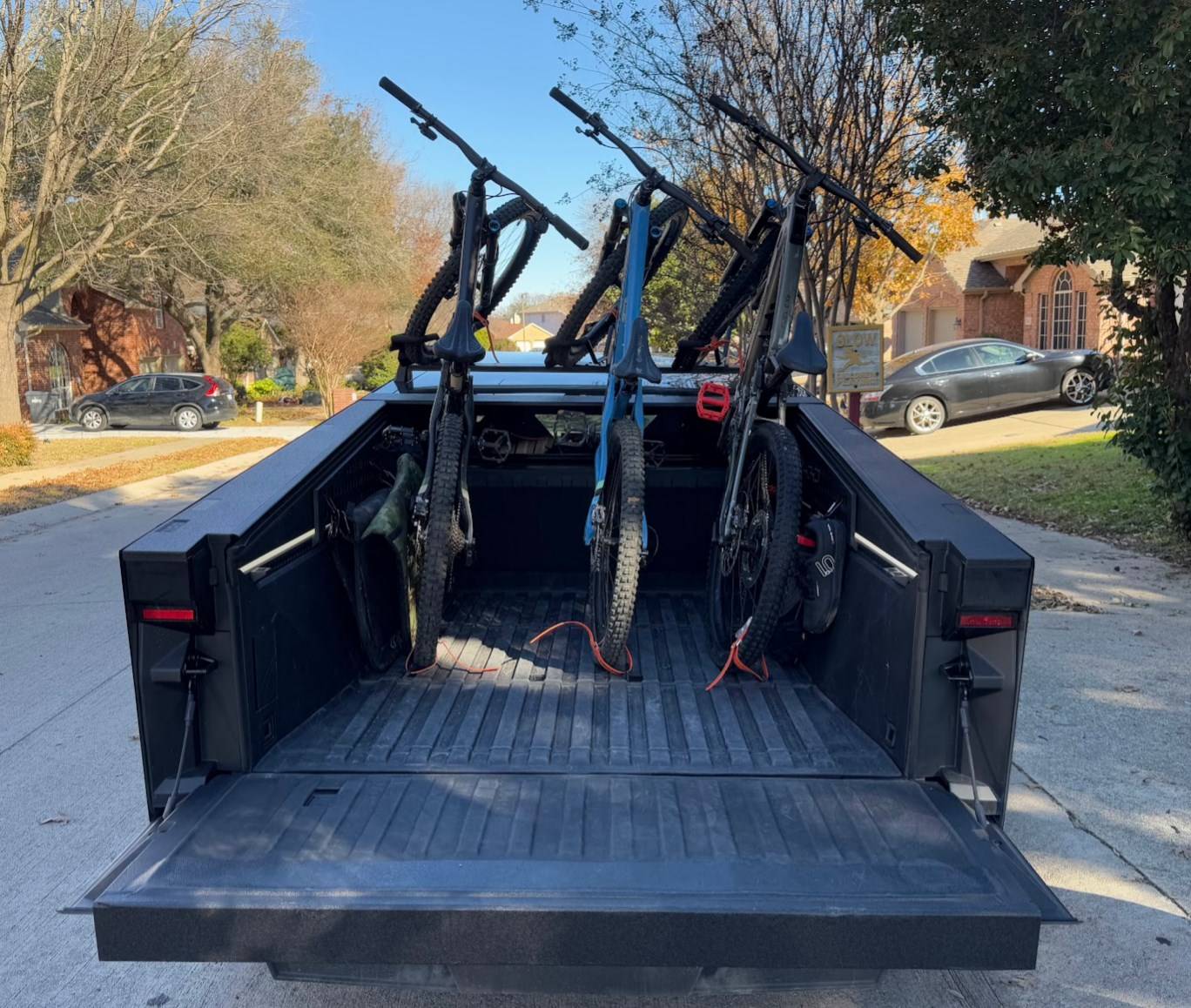 Tesla Cybertruck Cybertruck MTB/E-MTB Roof Bike Rack, with tailgate closed and no rear camera interference (up to 4 bikes) chrome_Ib4MiHpKgG