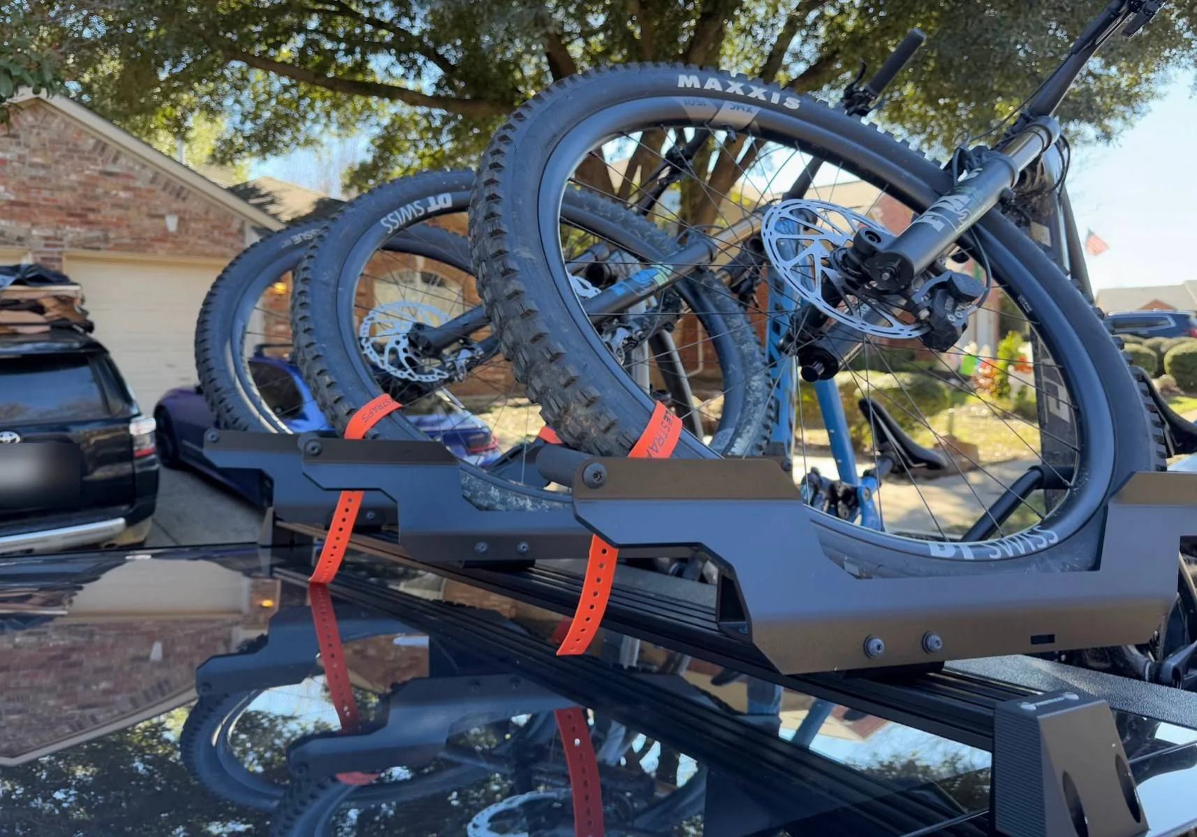 Tesla Cybertruck Cybertruck MTB/E-MTB Roof Bike Rack, with tailgate closed and no rear camera interference (up to 4 bikes) chrome_JZY5it3f8A