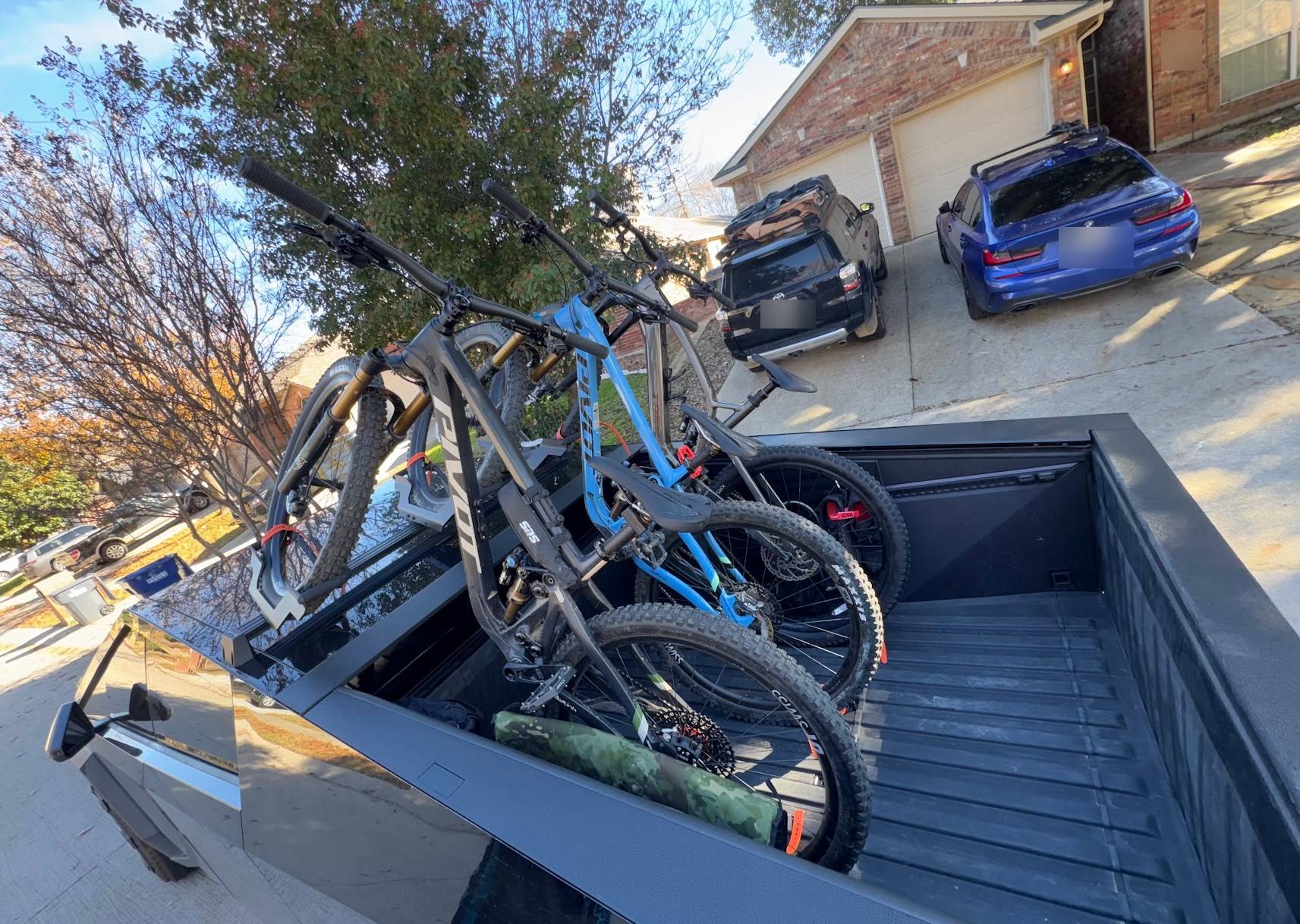 Tesla Cybertruck Cybertruck MTB/E-MTB Roof Bike Rack, with tailgate closed and no rear camera interference (up to 4 bikes) chrome_OXUBgeAIXh