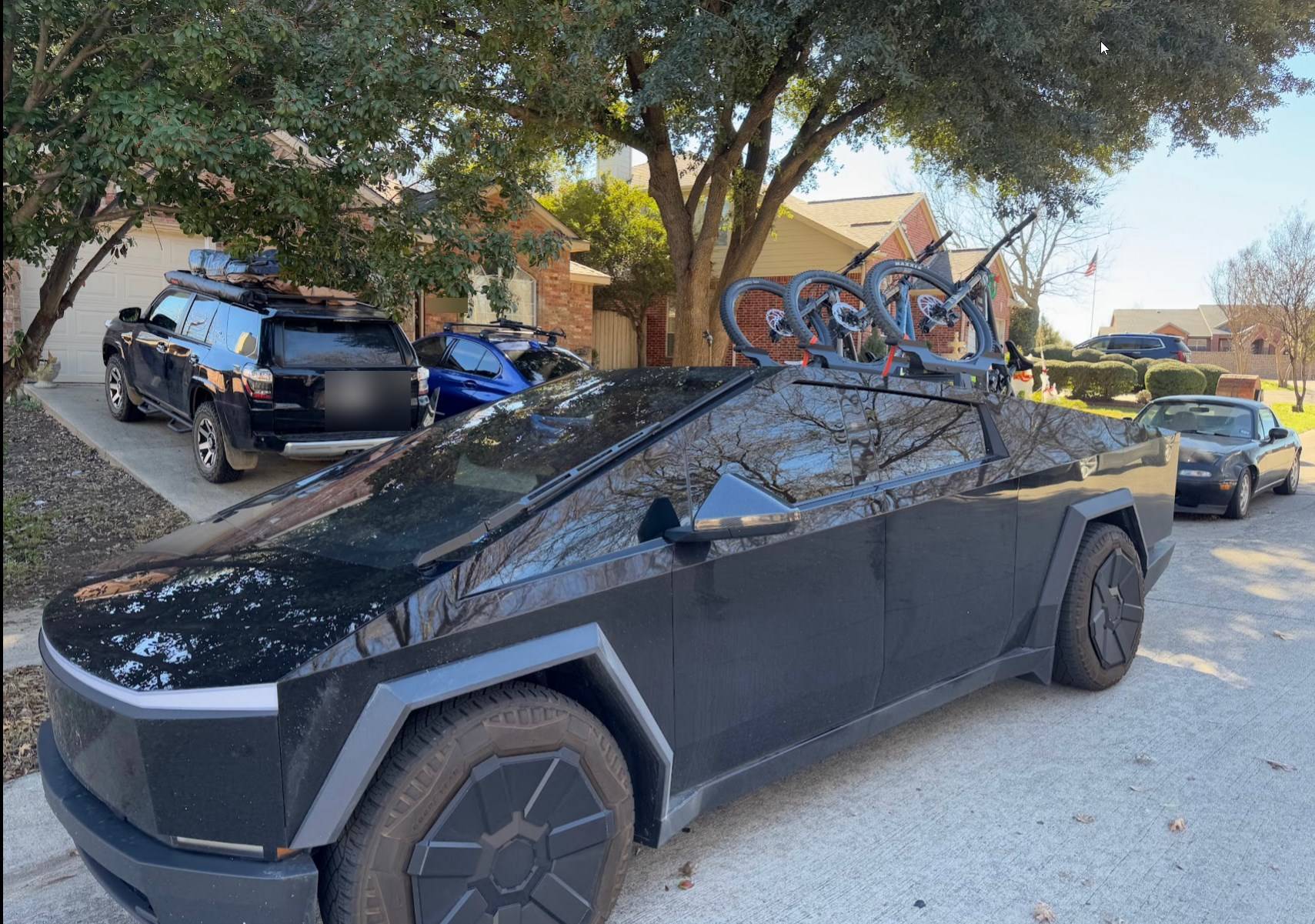 Tesla Cybertruck Cybertruck MTB/E-MTB Roof Bike Rack, with tailgate closed and no rear camera interference (up to 4 bikes) chrome_XMIE8vBAHc