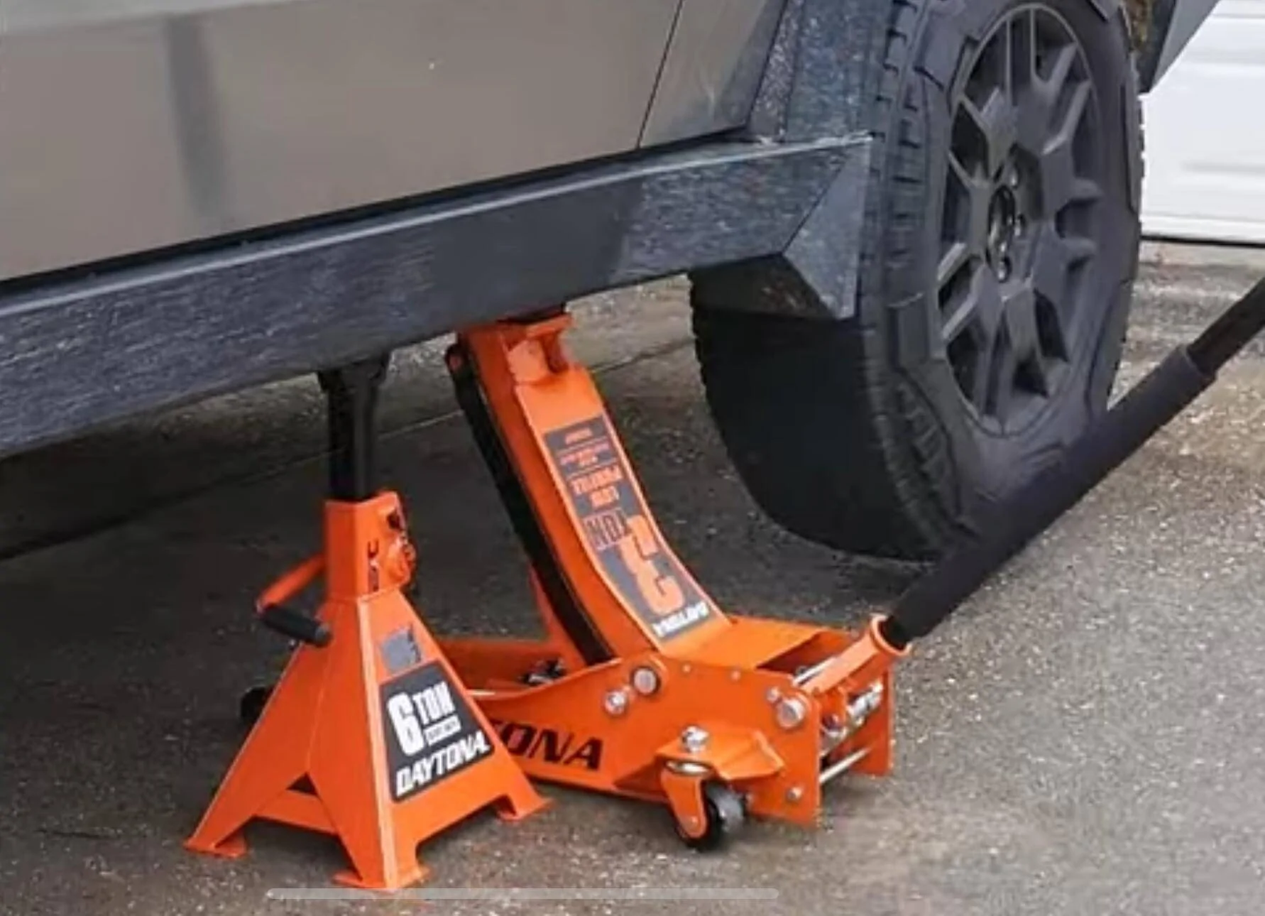 Tesla Cybertruck I need a JACK 1736267723505-pc