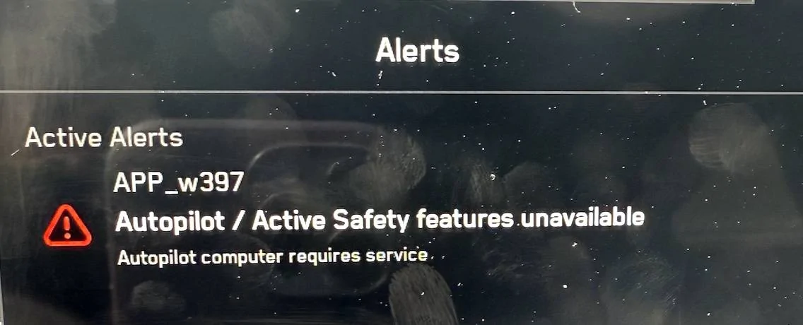 Tesla Cybertruck Autopilot error APP_W397 Xnip2025-01-08_08-20-37