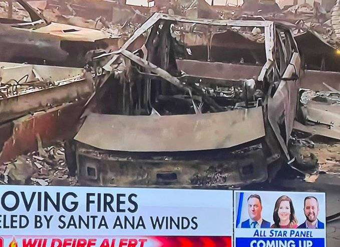 Tesla Cybertruck Cybertruck burned down in LA wildfires Gg0UNkoXkAAoNnf (1)